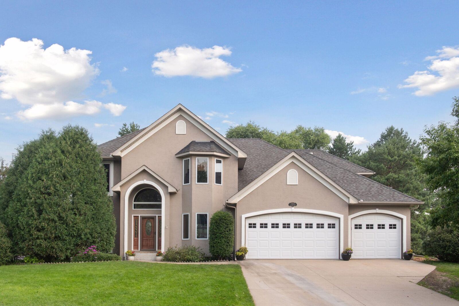 Property Photo: 2906 Butternut Drive MN 55318