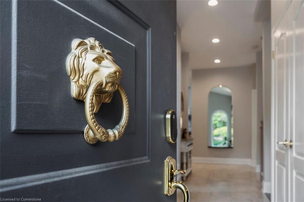 Photo de la propriété: 381 Queen Street S ON L8P 3T8