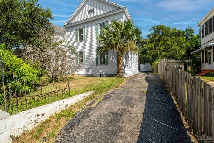 Property Photo:  902 E Blount St  FL 32503 