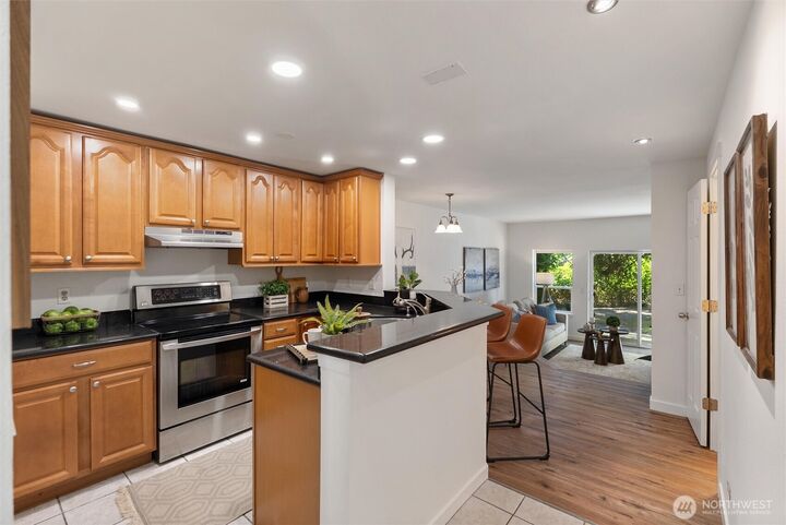 Property Photo: 4330 W Lake Sammamish Prkway Parkway SE G114 WA 98027