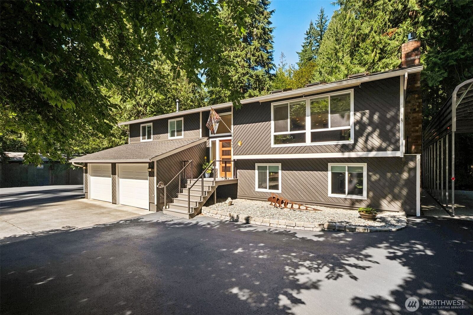 Property Photo: 25260 SE Mirrormont Way WA 98027