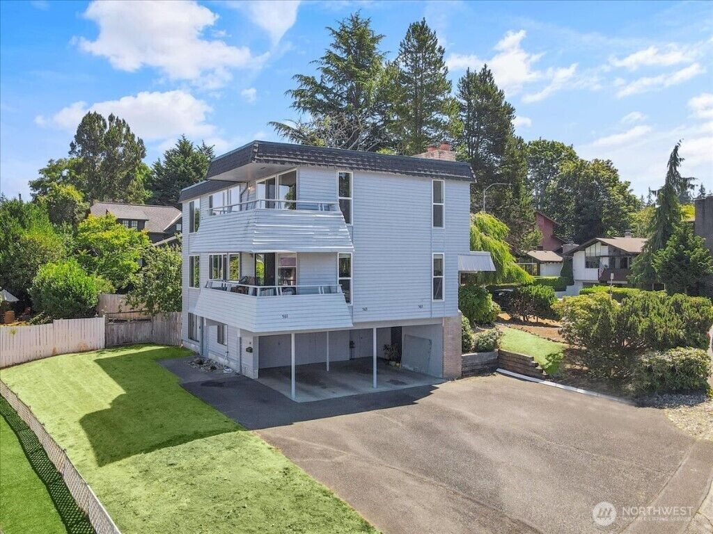 Property Photo: 565 Elm Way WA 98020