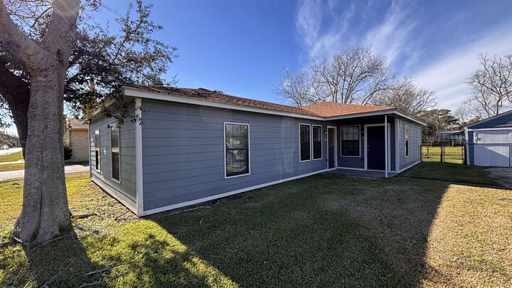 4433 &Amp 4435 Neches Ave.  Port Arthur TX 77642 photo