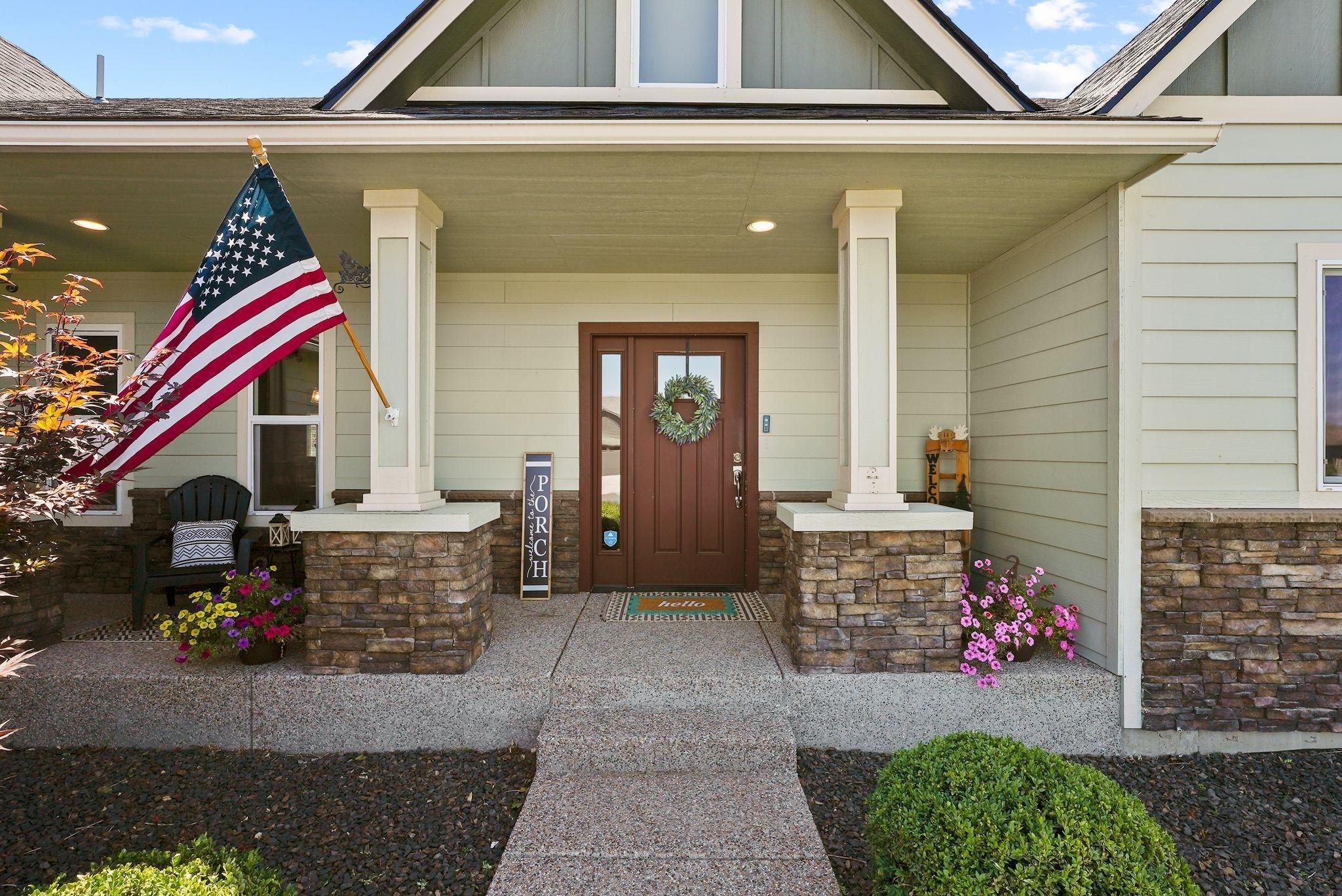 Property Photo: 1402 E Sawgrass Ln WA 99006