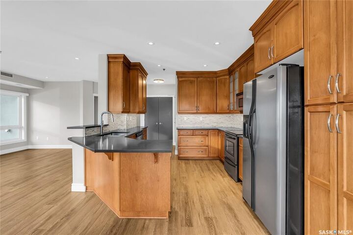 Property Photo:  902 Spadina Crescent E 1408  SK S7K 0G8 