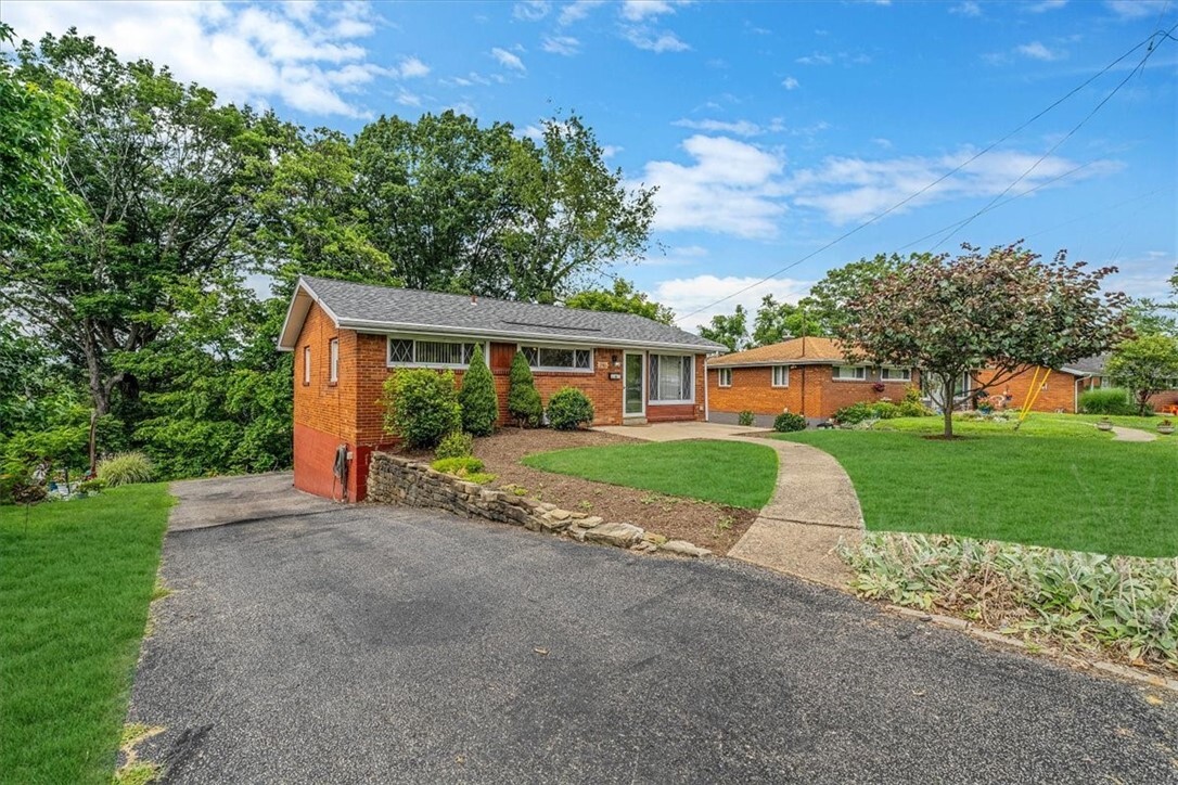 Property Photo: 246 Azalea Dr PA 15146
