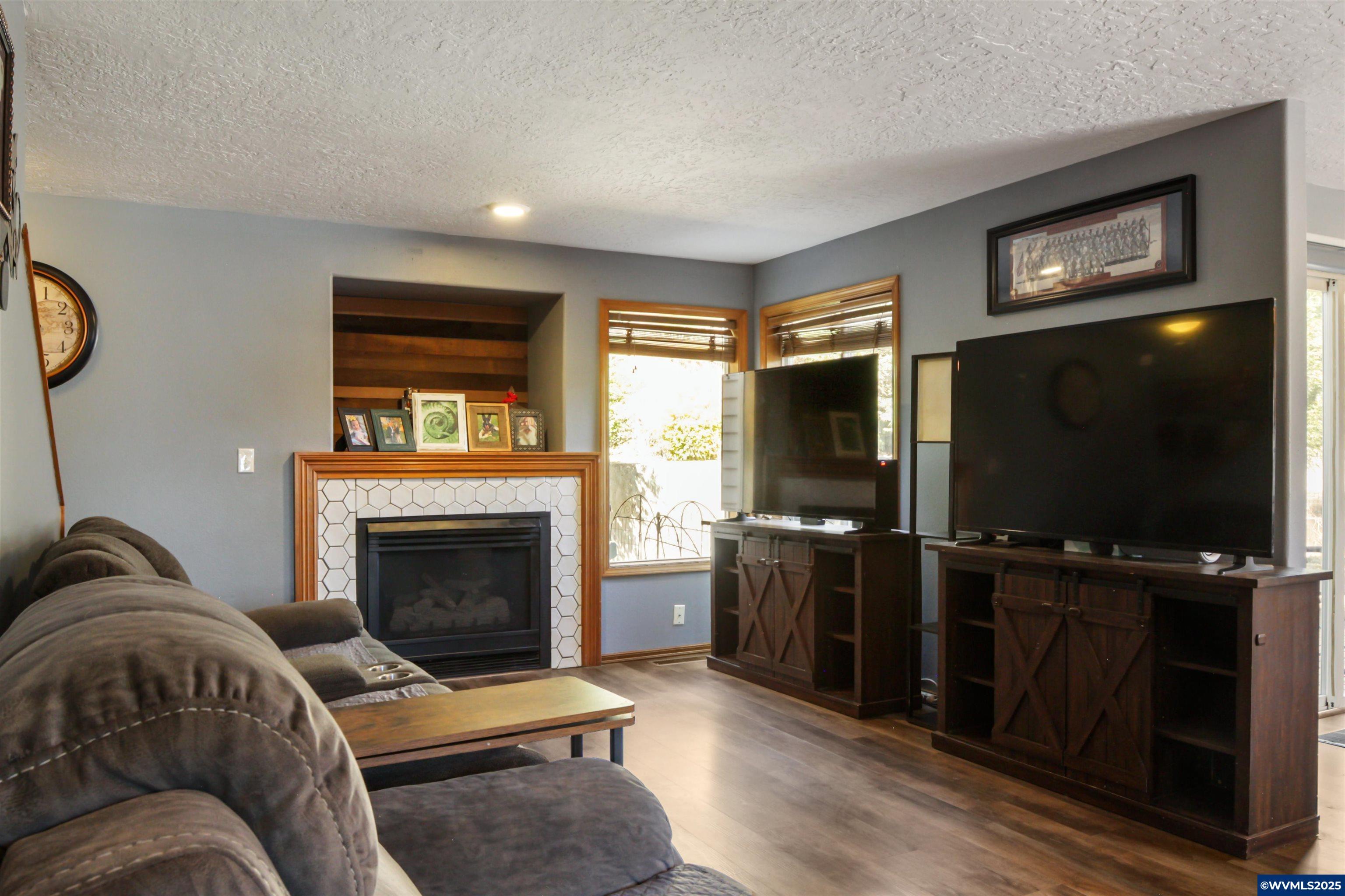 Property Photo: 1423 Cedarcrest Ct S OR 97306