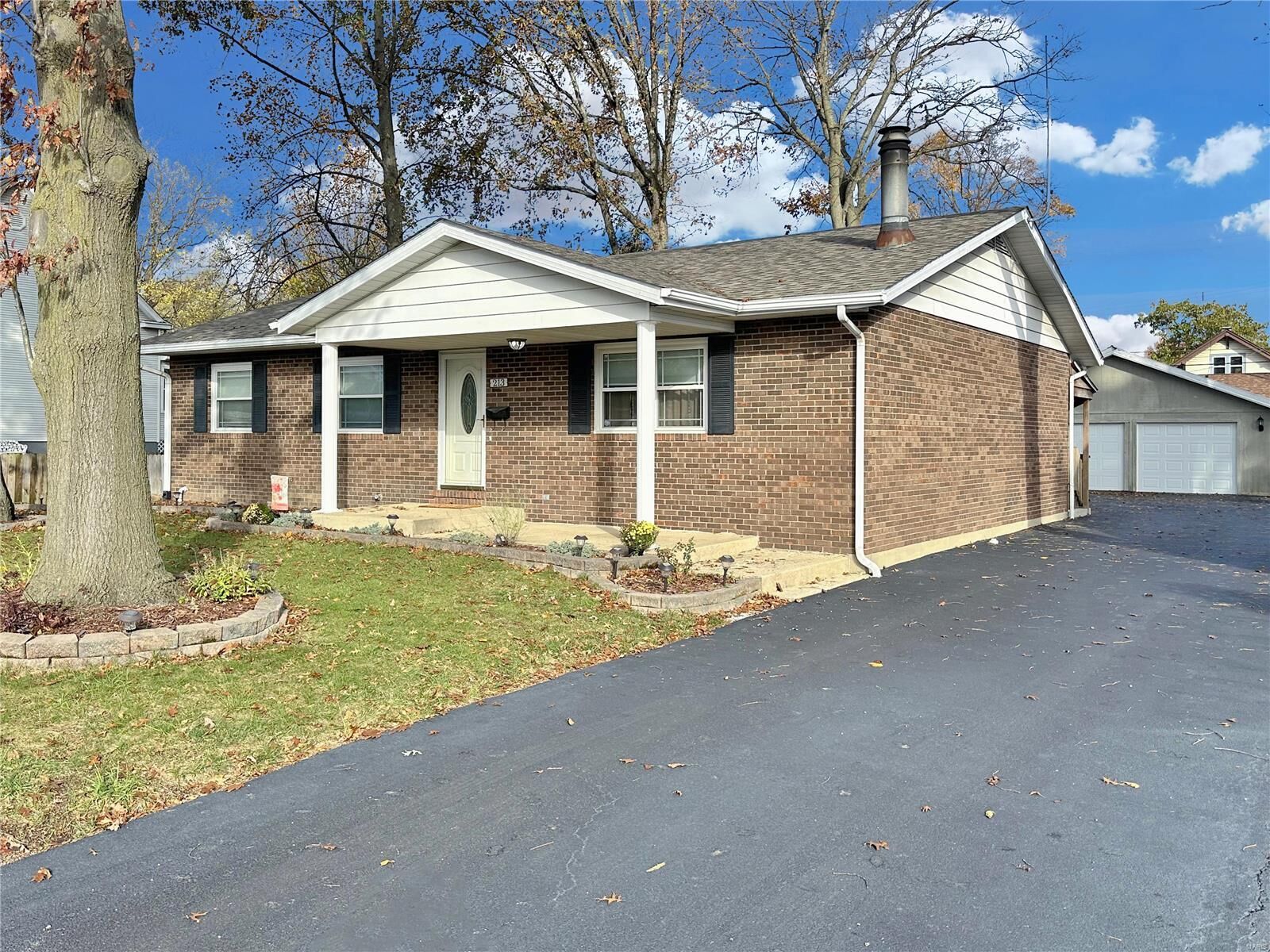 Property Photo:  213 1st Avenue  IL 62025 