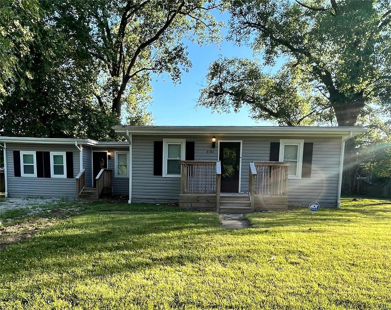 Property Photo: 2104 Louise Avenue IL 62206