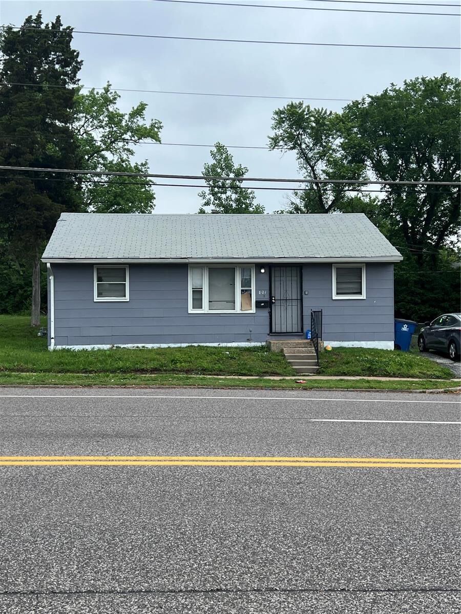 Property Photo: 801 Chambers Road MO 63135