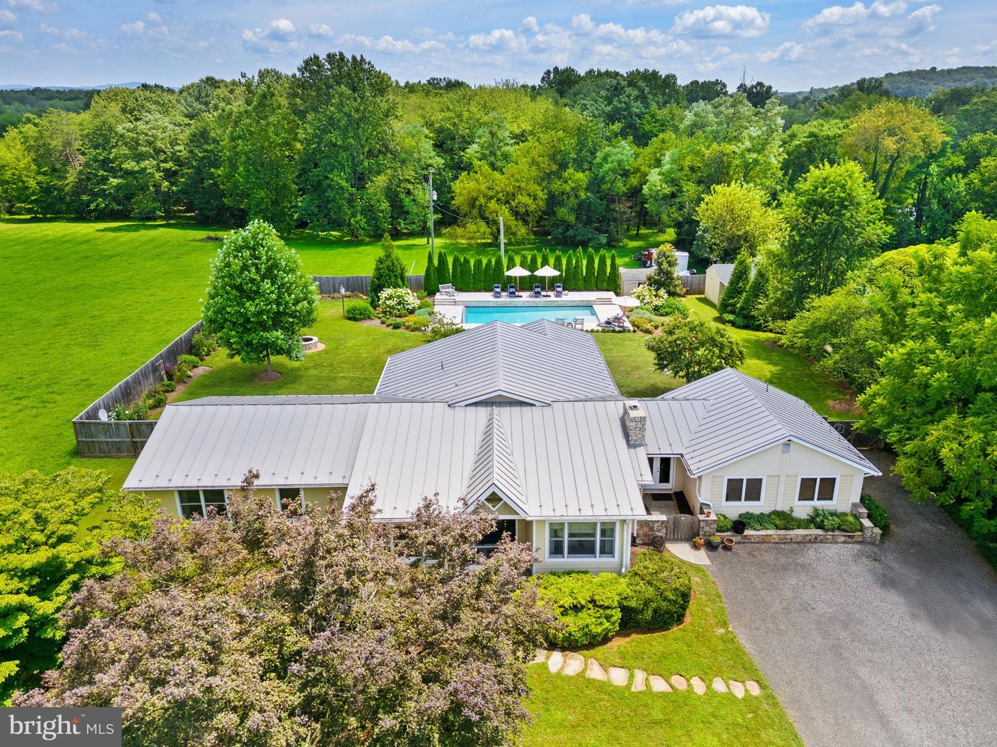 Property Photo: 2749 Crenshaw Road VA 20115