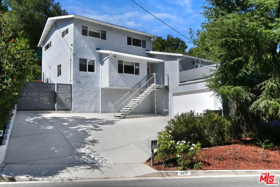 Property Photo: 3471 Woodcliff Rd CA 91403
