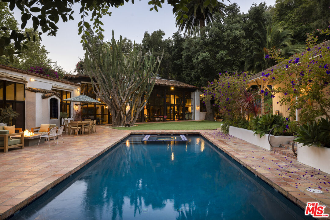 Property Photo: 659 E Channel Rd CA 90402