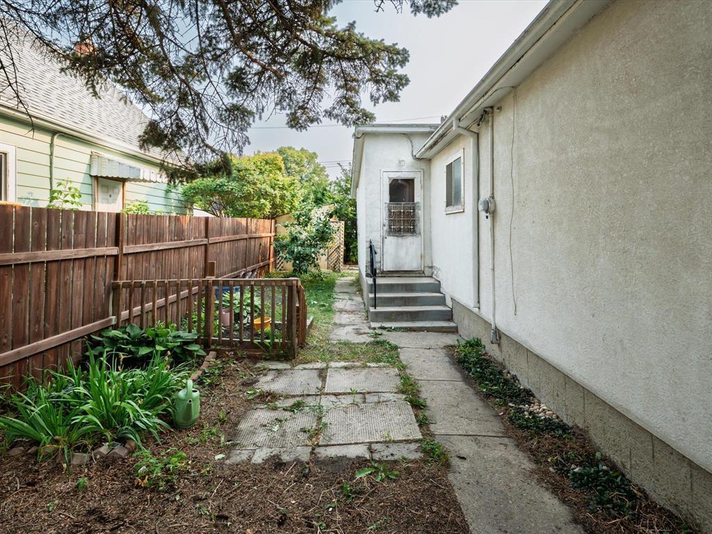 Property Photo: 566 Riverton Avenue MB R2L 0P1