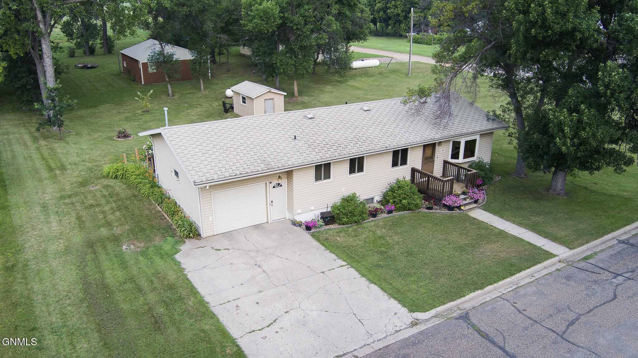 Property Photo:  218 Oliver Avenue N  ND 58530 