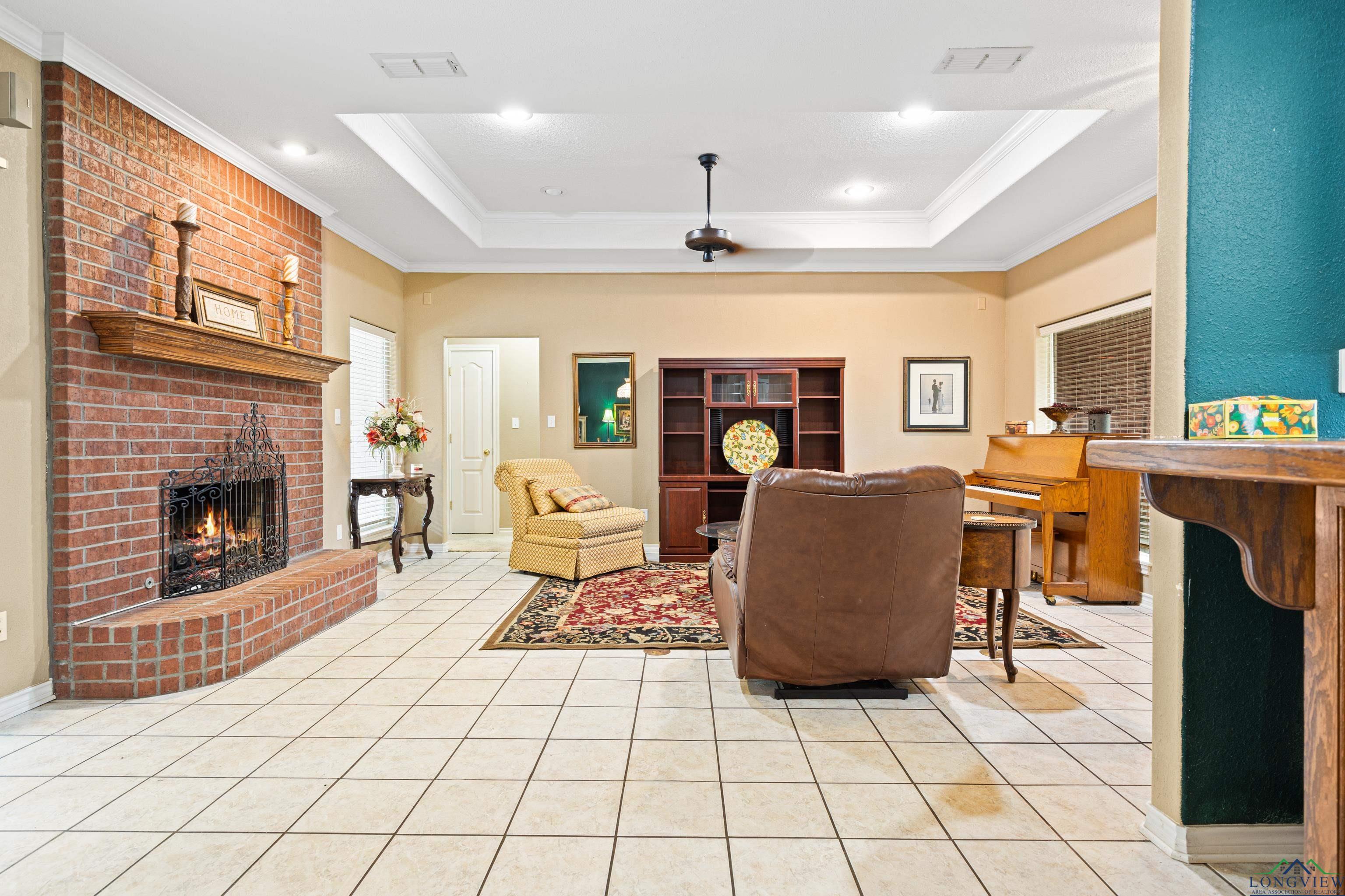 Property Photo:  203 Collins Ave  TX 75605-5411 