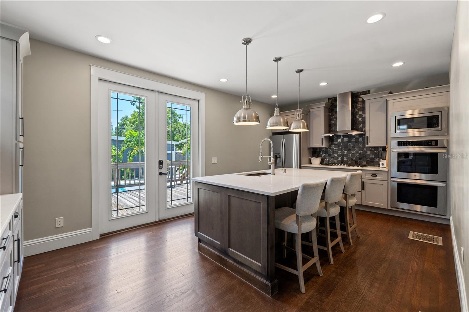 Property Photo: 1170 24th Avenue N FL 33704