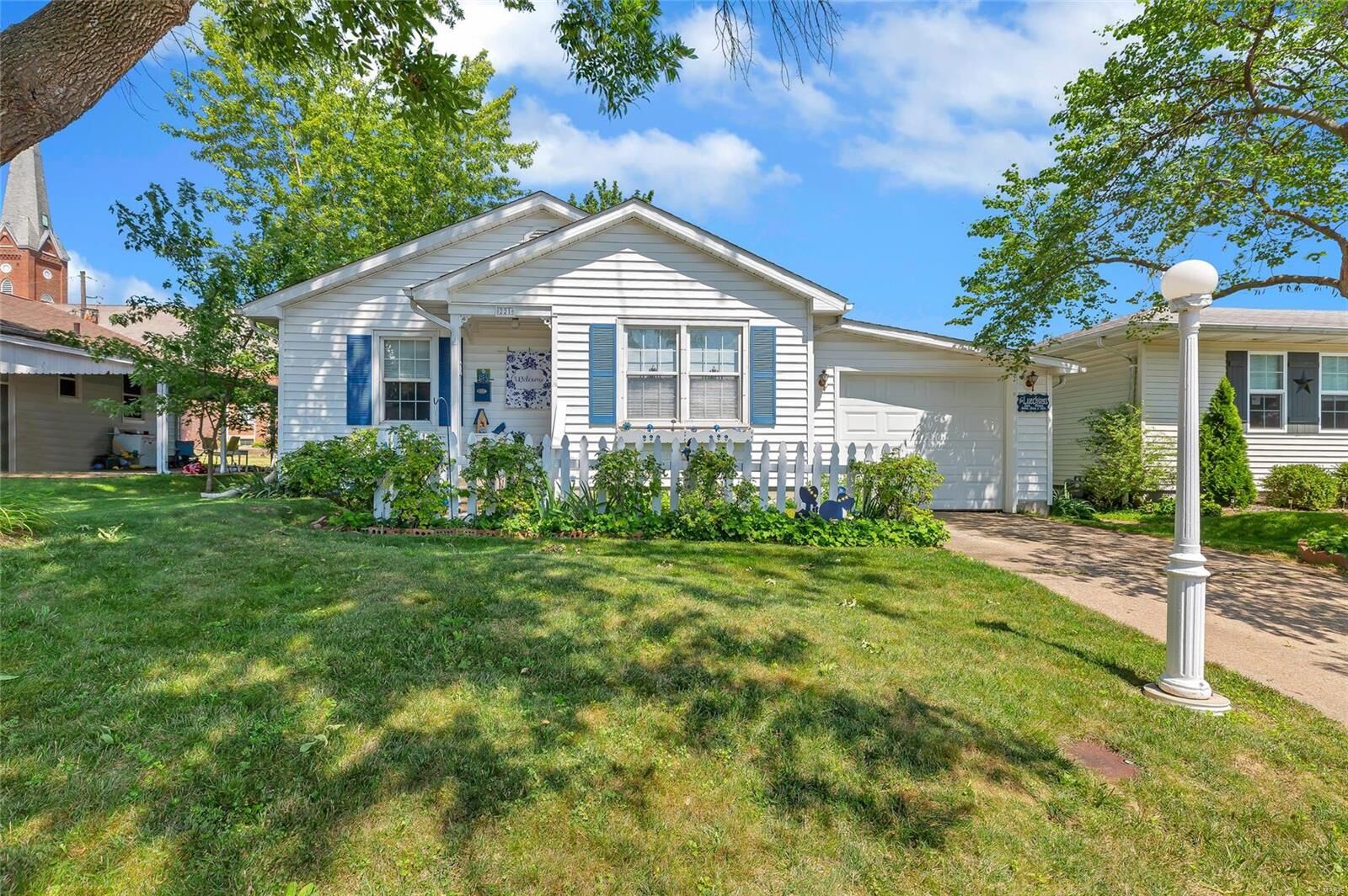 Property Photo: 221 Es 5th IL 62278