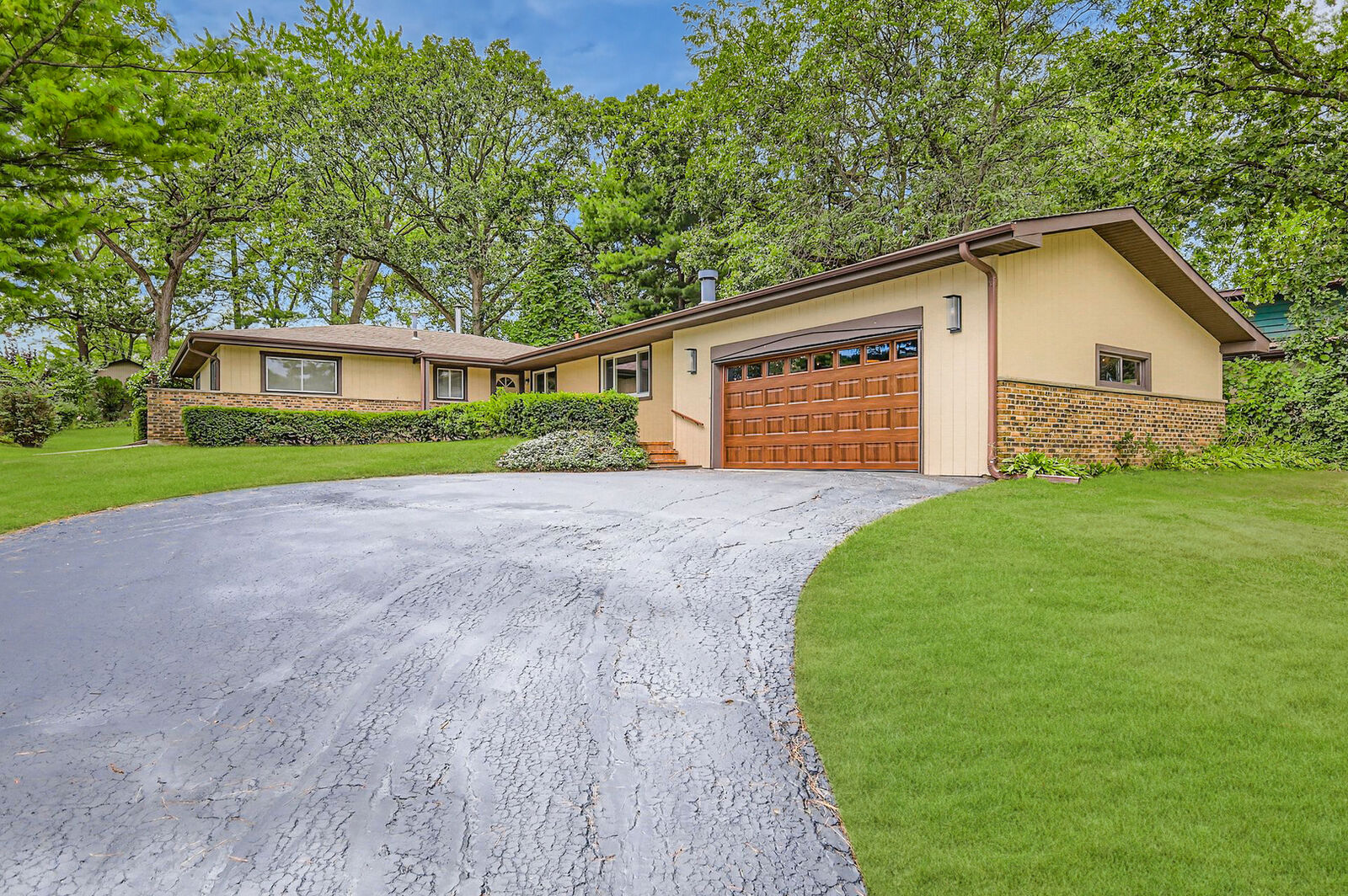 Property Photo:  901 Banbury Road  IL 60060 