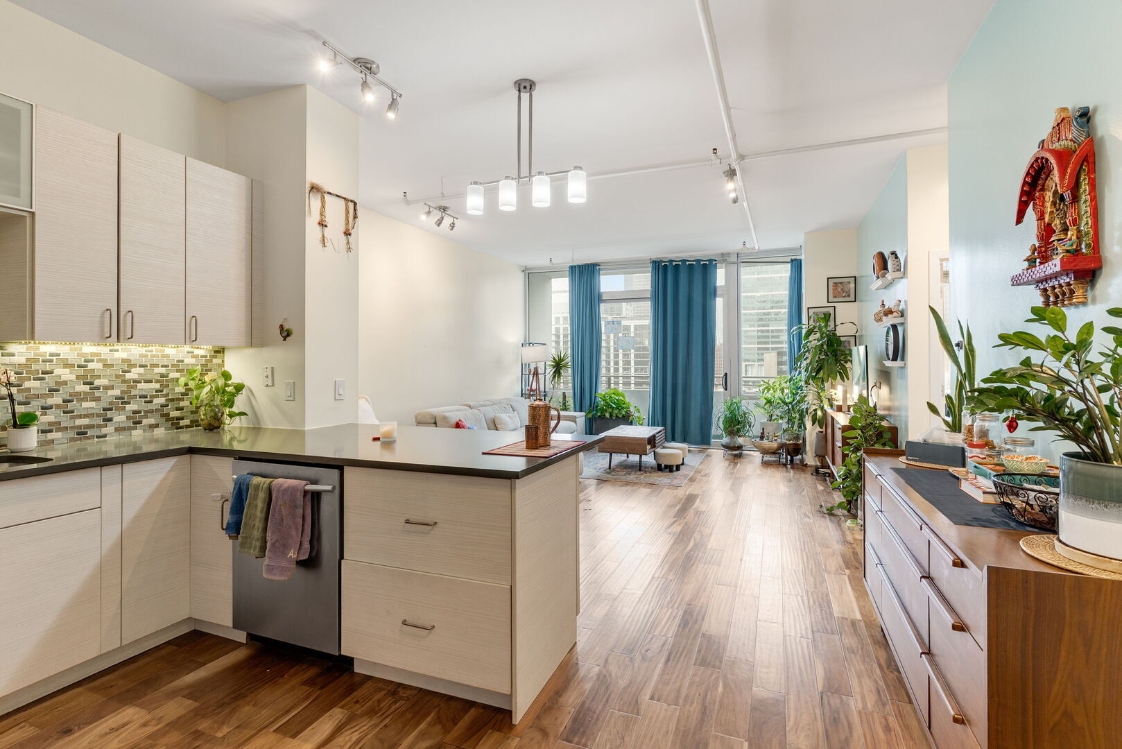 Property Photo: 737 W Washington Boulevard 1204 IL 60661