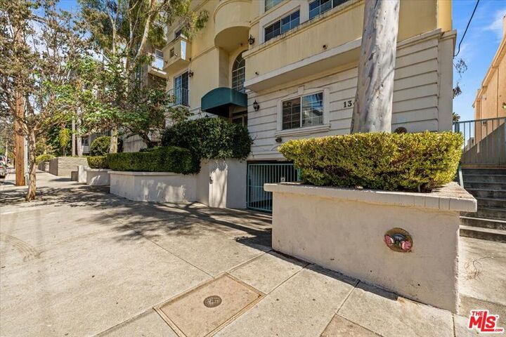 Property Photo:  1342 N Sierra Bonita Avenue 102  CA 90046