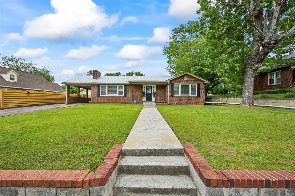 Property Photo:  635 N Spring St  TN 37110 