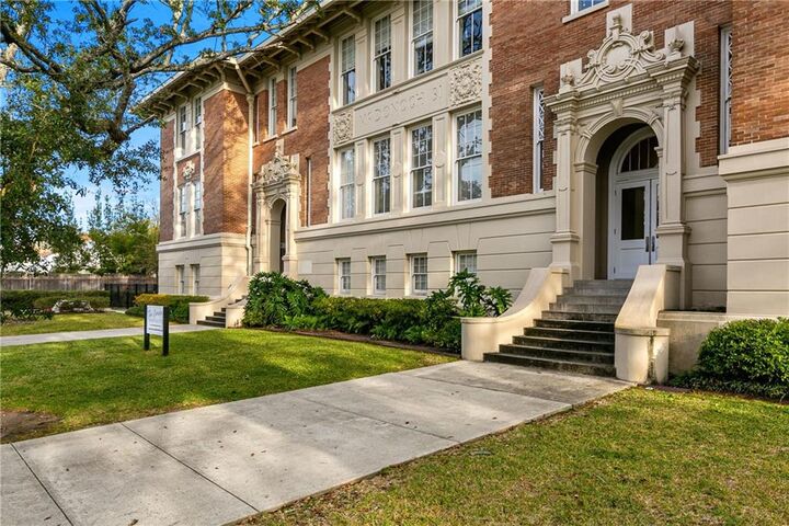 Property Photo: 800 N Rendon Street 404 LA 70119