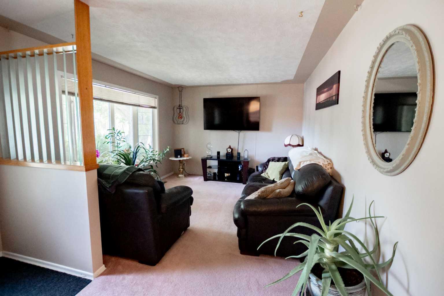 Property Photo: 1915 18 Avenue S AB T1K 1C4