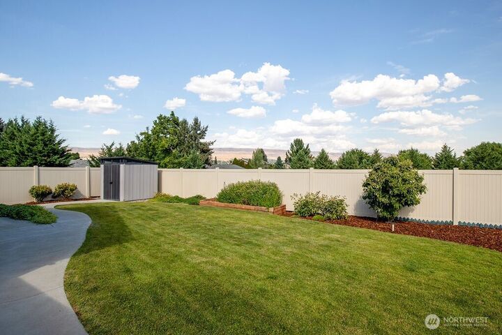 Property Photo: 1703 Brambling Brae Lane WA 98801