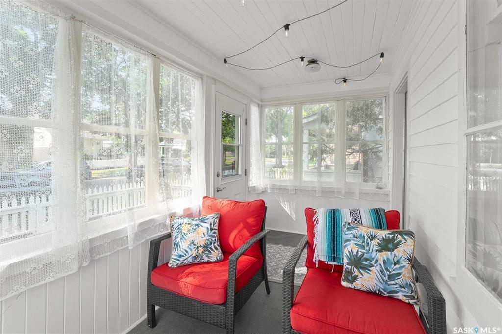 Property Photo: 908 I Avenue S SK S7M 1Z4