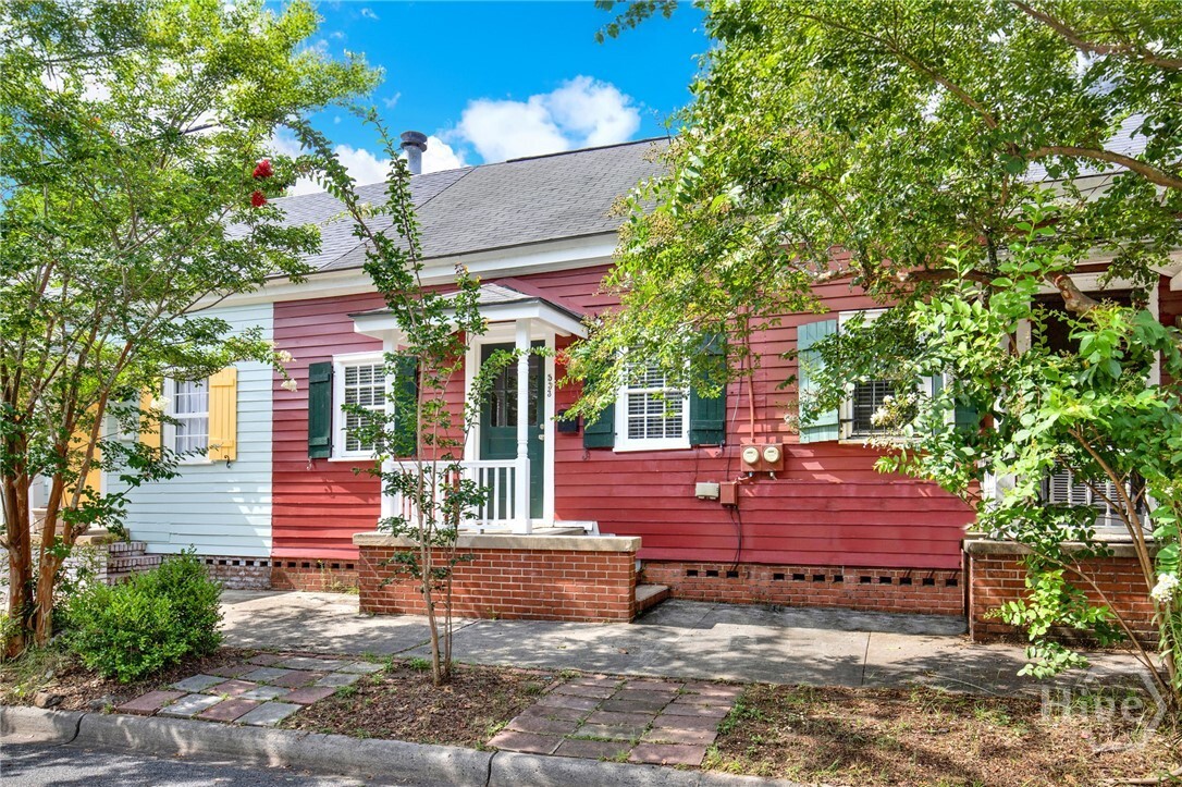 Property Photo: 533 E Gordon Street GA 31401
