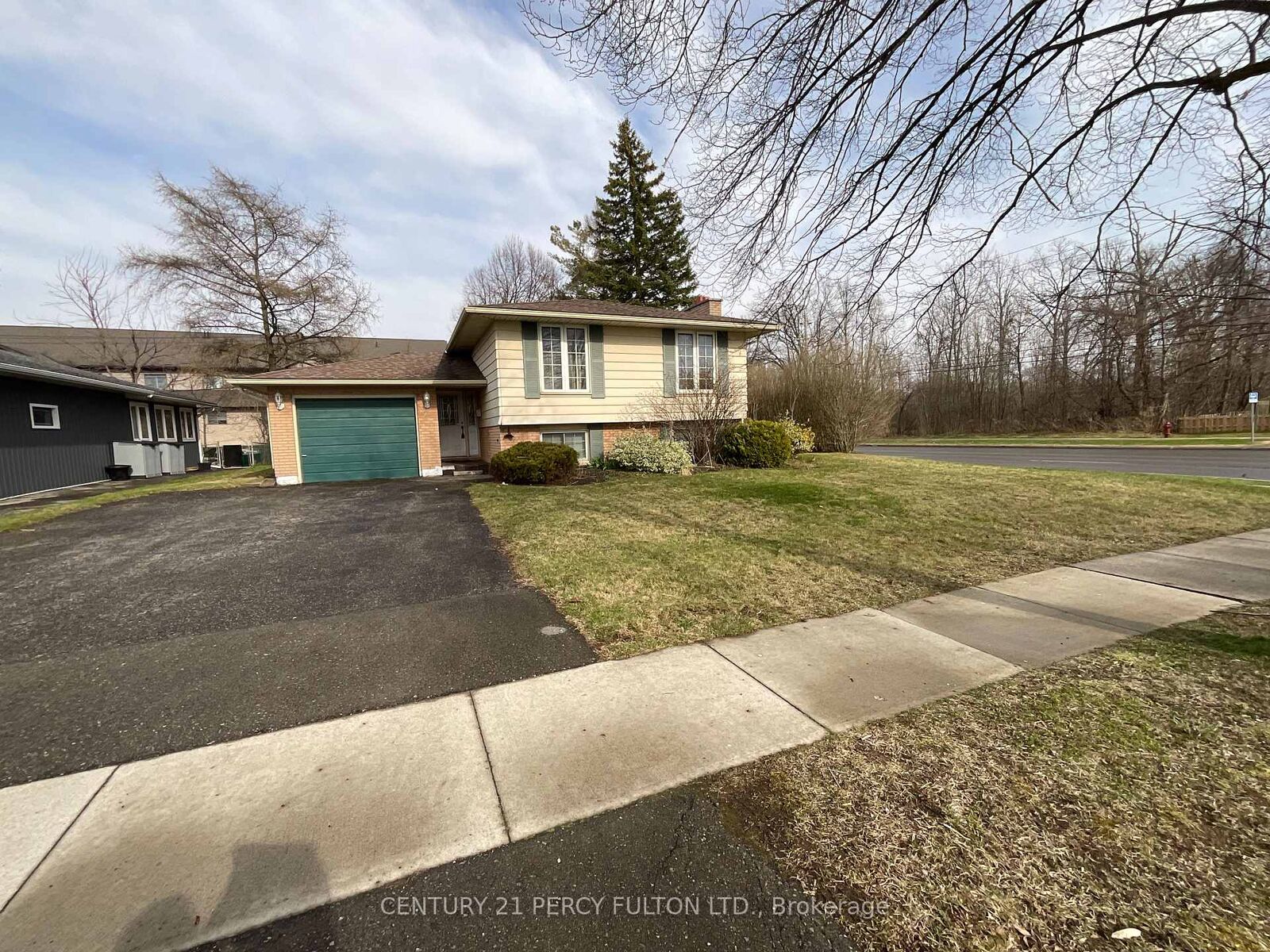 Property Photo: 2 Trelawn Parkway E ON L3C 1W3