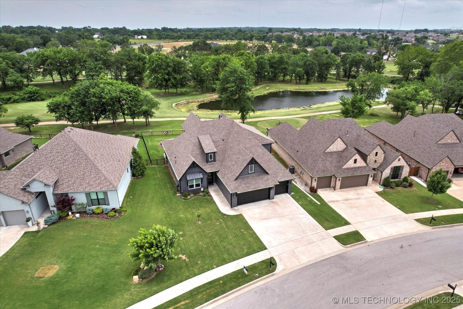 Property Photo: 8617 E Hartford Street OK 74014