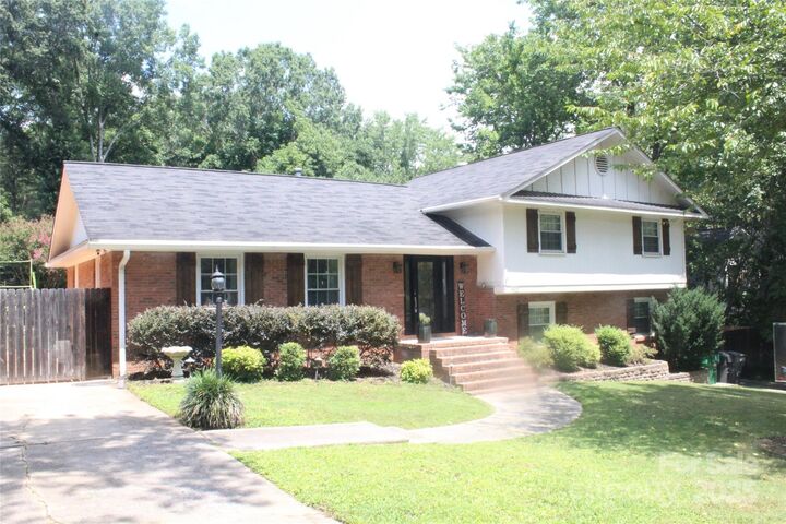 Property Photo: 1322 E Barden Road NC 28226