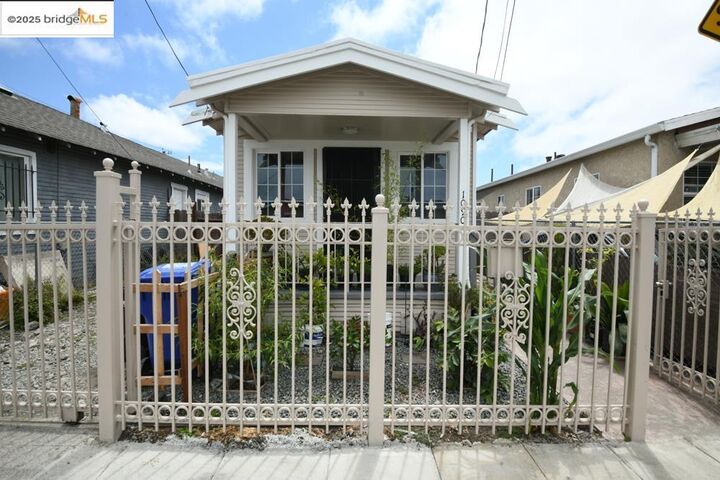 Property Photo:  1090 70th Ave  CA 94621 
