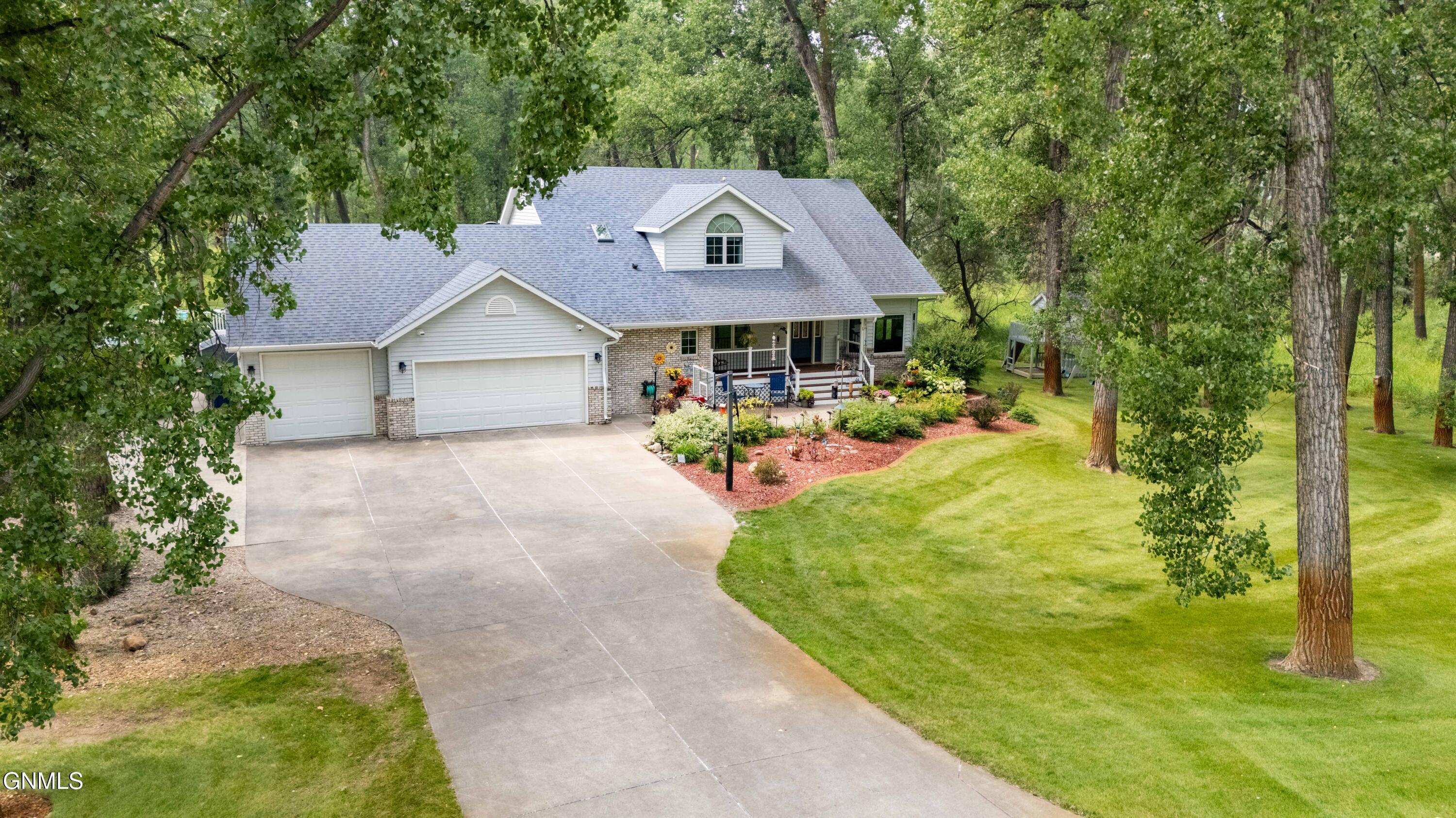 Property Photo:  2405 Far West Drive  ND 58504 