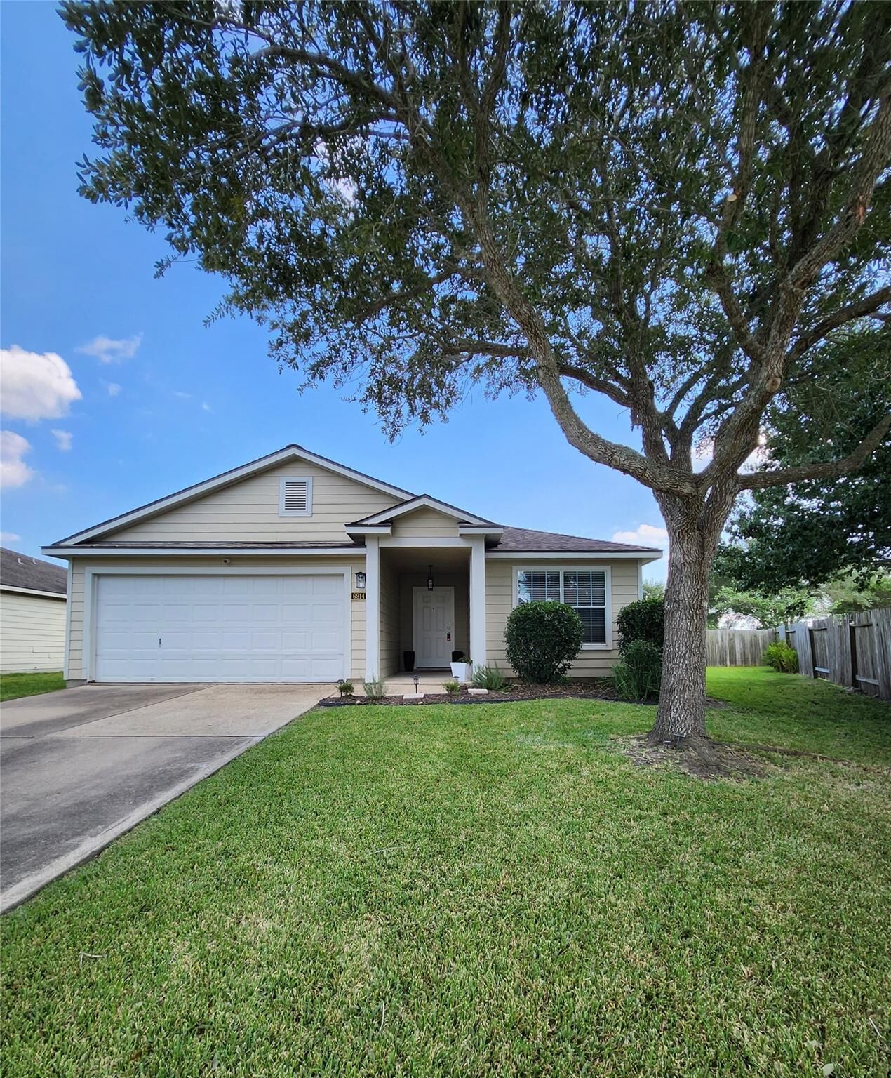 Property Photo: 6914 Dawn Bloom Lane TX 77469