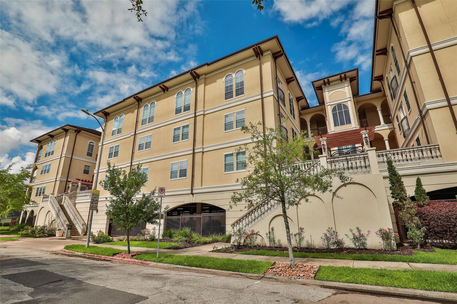 Property Photo: 7134 Mapleridge Street 3G TX 77081