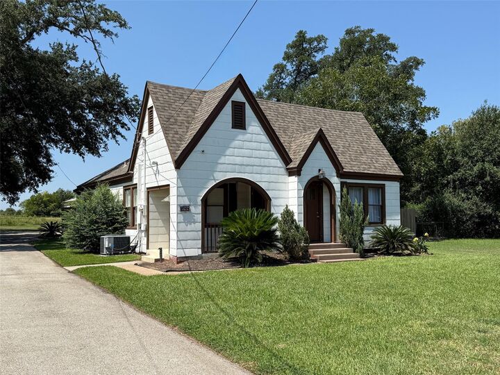 Property Photo:  918 N Meyer St  TX 77474 