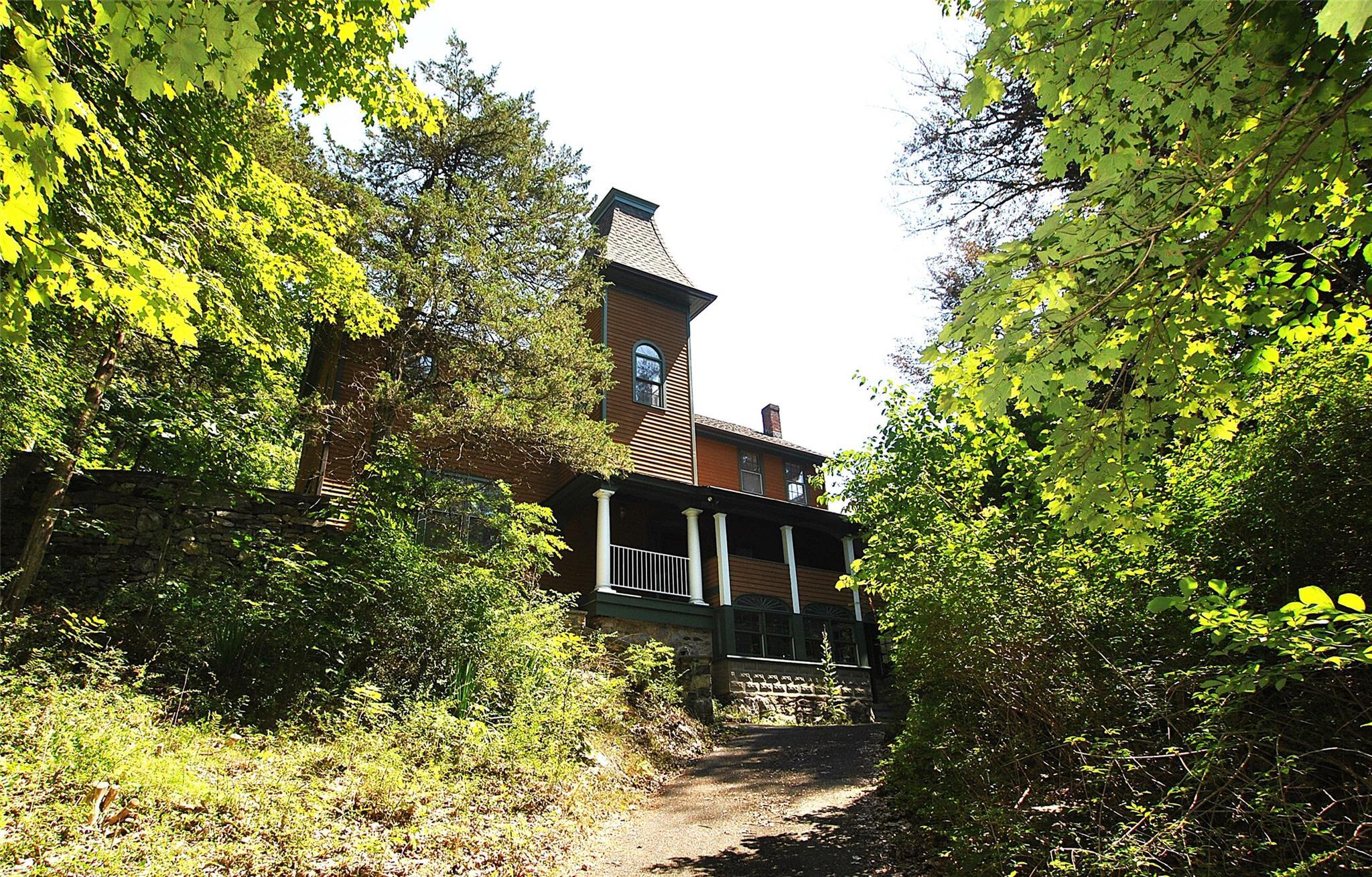 Property Photo:  81 Glendale Road  NY 10562 