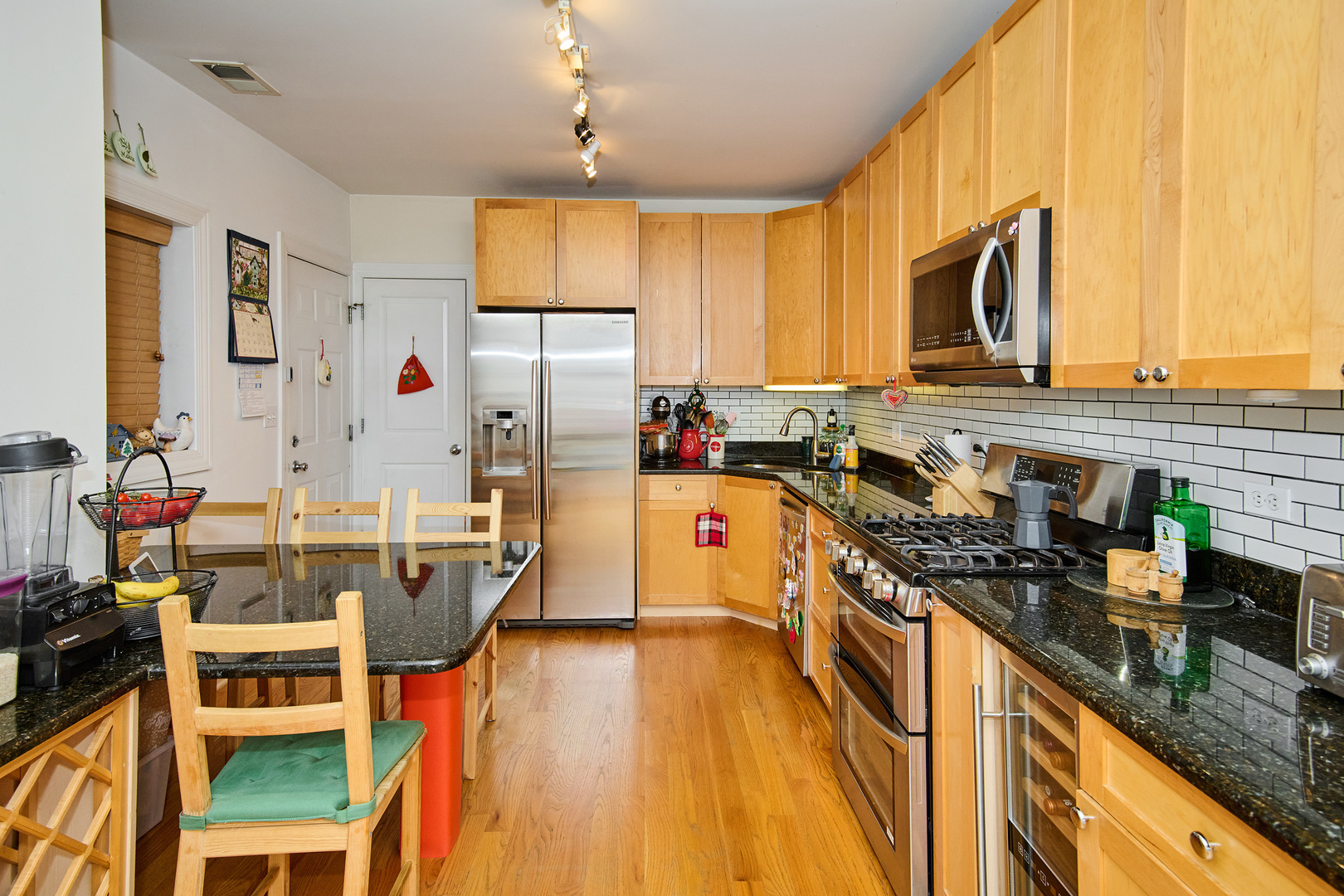 Property Photo: 6558 N Washtenaw Avenue 2 IL 60645