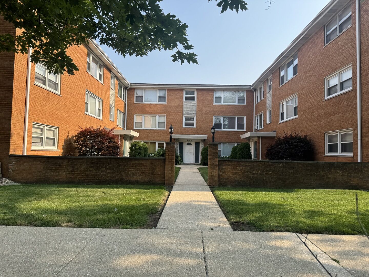 Property Photo: 6927 W 64th Place 2E IL 60638