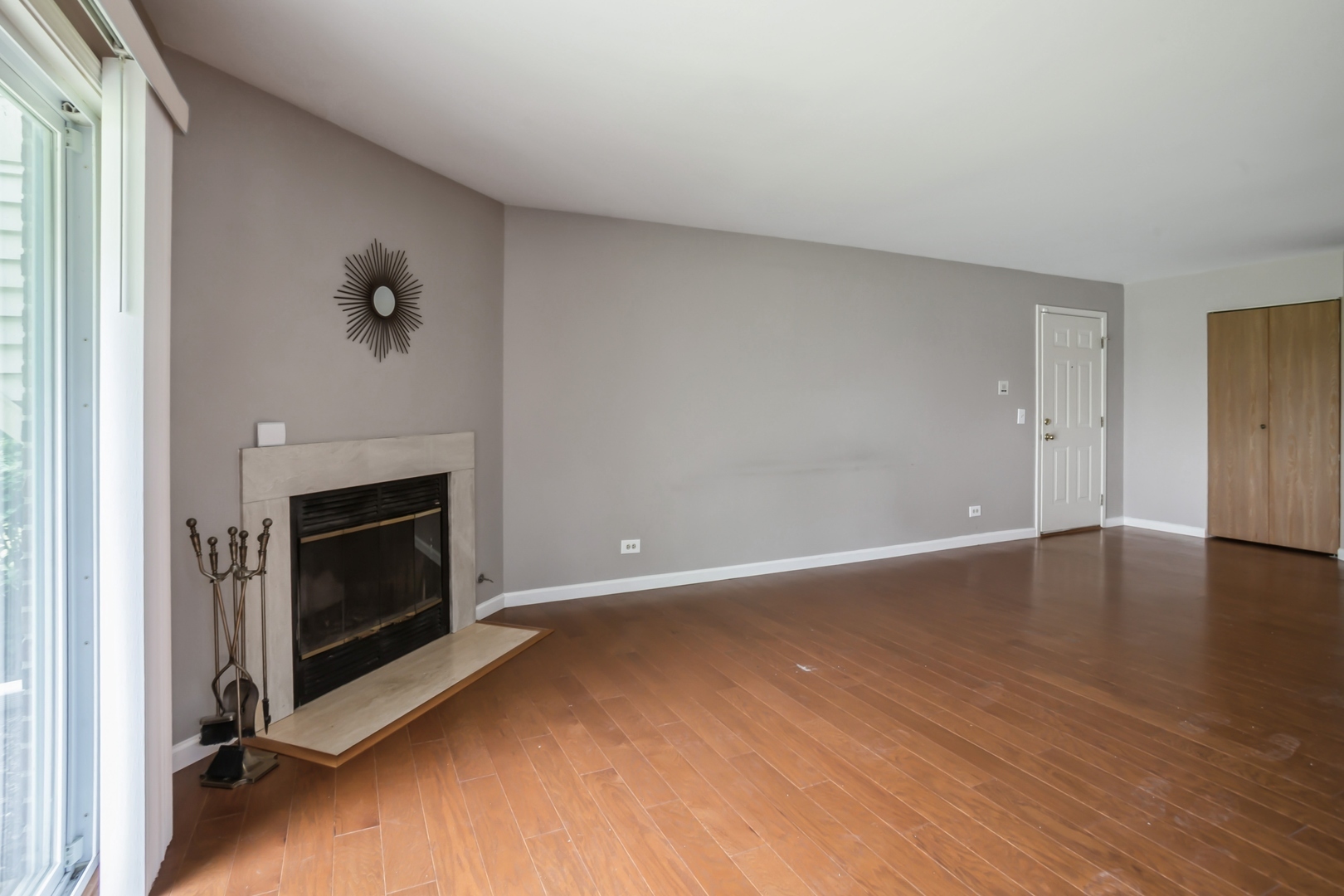 Property Photo: 196 Camden Court W1 IL 60194