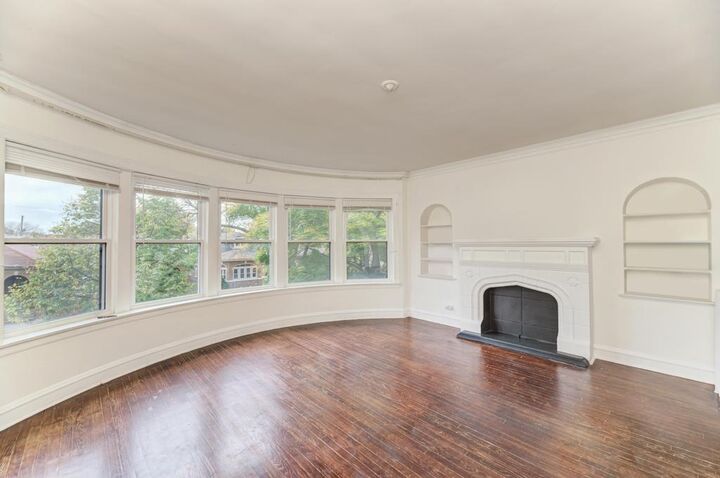 Property Photo: 6738 N Rockwell Street 2 IL 60645