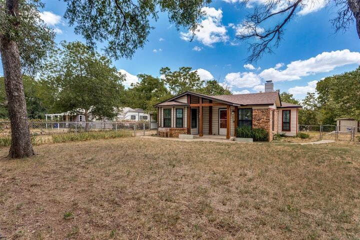 Property Photo: 412 Calgary Road TX 76020