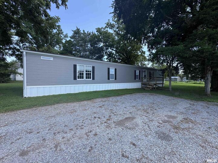 407 W Robinson Street  Wayne City IL 62895 photo