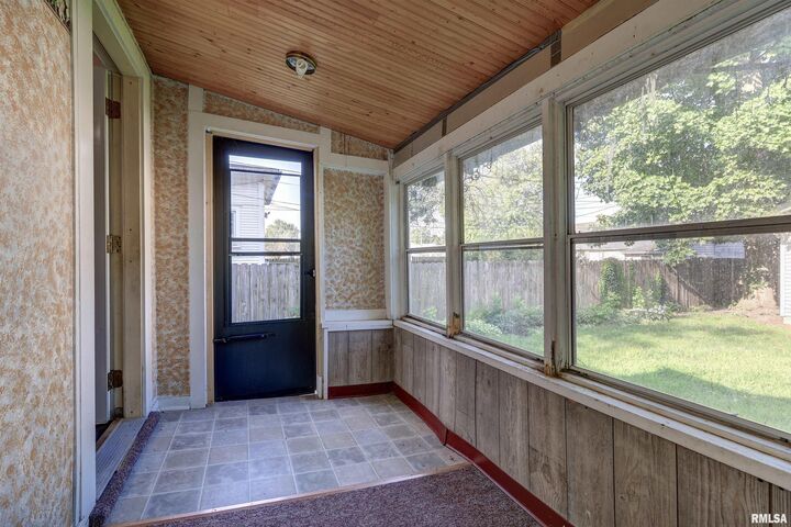 Property Photo: 704 N 3rd Street IA 52732