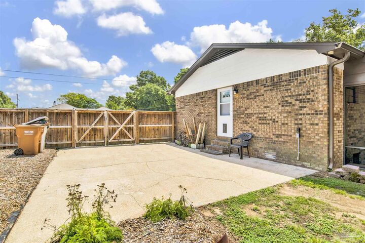 Property Photo: 5633 Lia Dr FL 32570