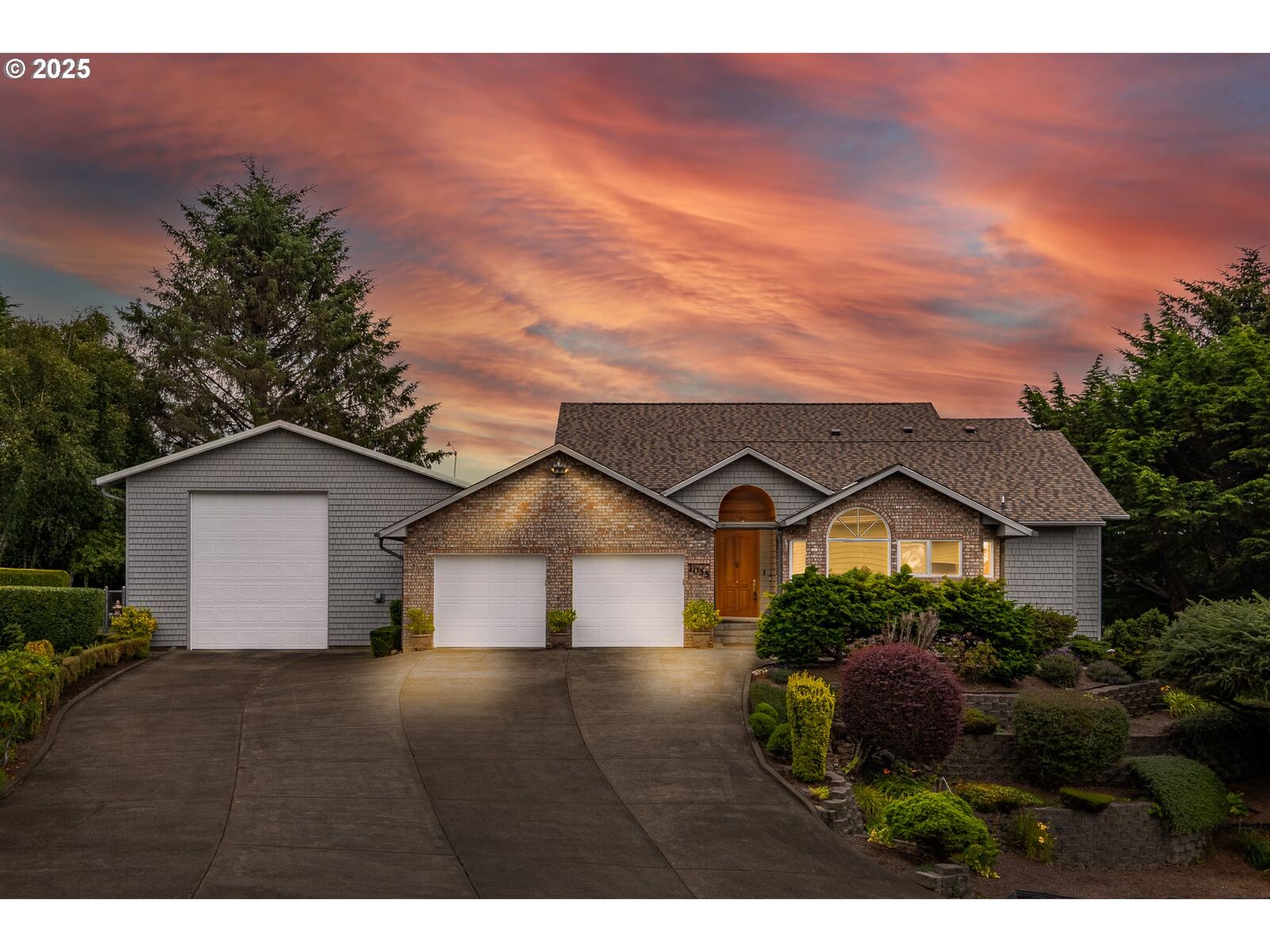 Property Photo: 1055 NW Estate Dr OR 97376