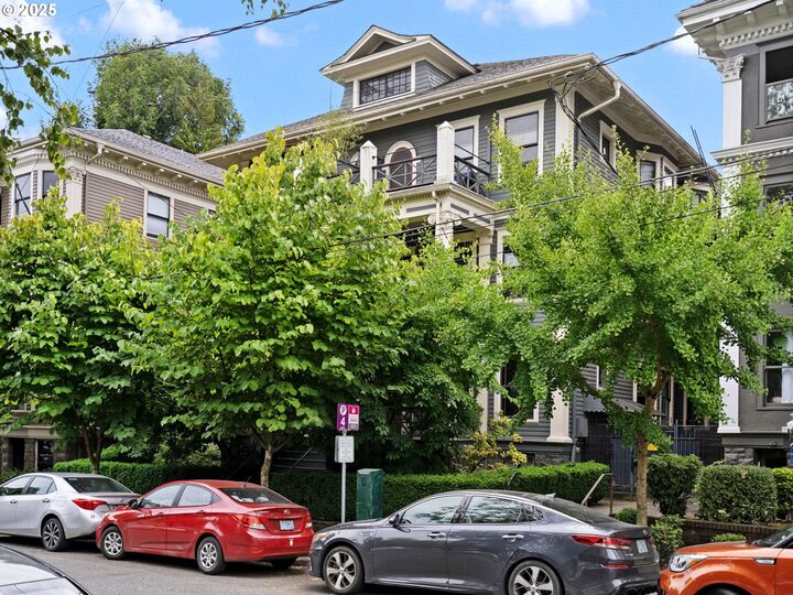 Property Photo: 2058 NW Flanders St 3 OR 97209